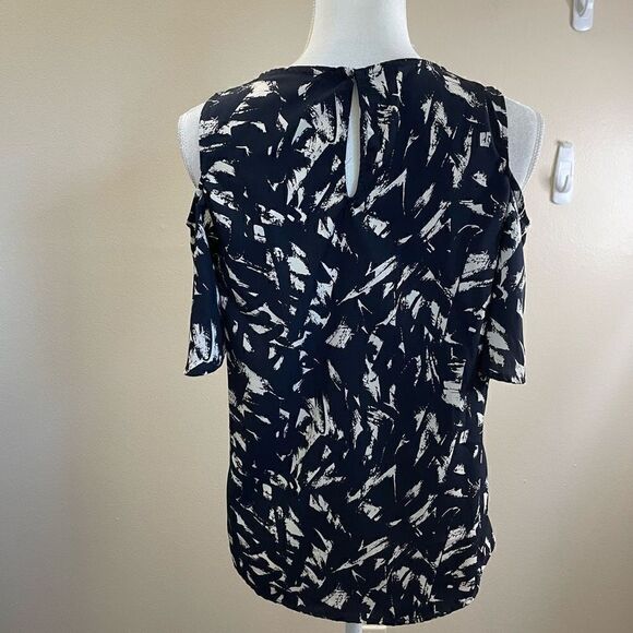 Harlow and Graham|Cold shoulder| Top - Picture 6 of 10